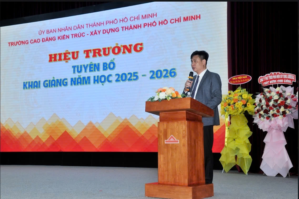 Hiệu trưởng tuyên bố năm học mới
