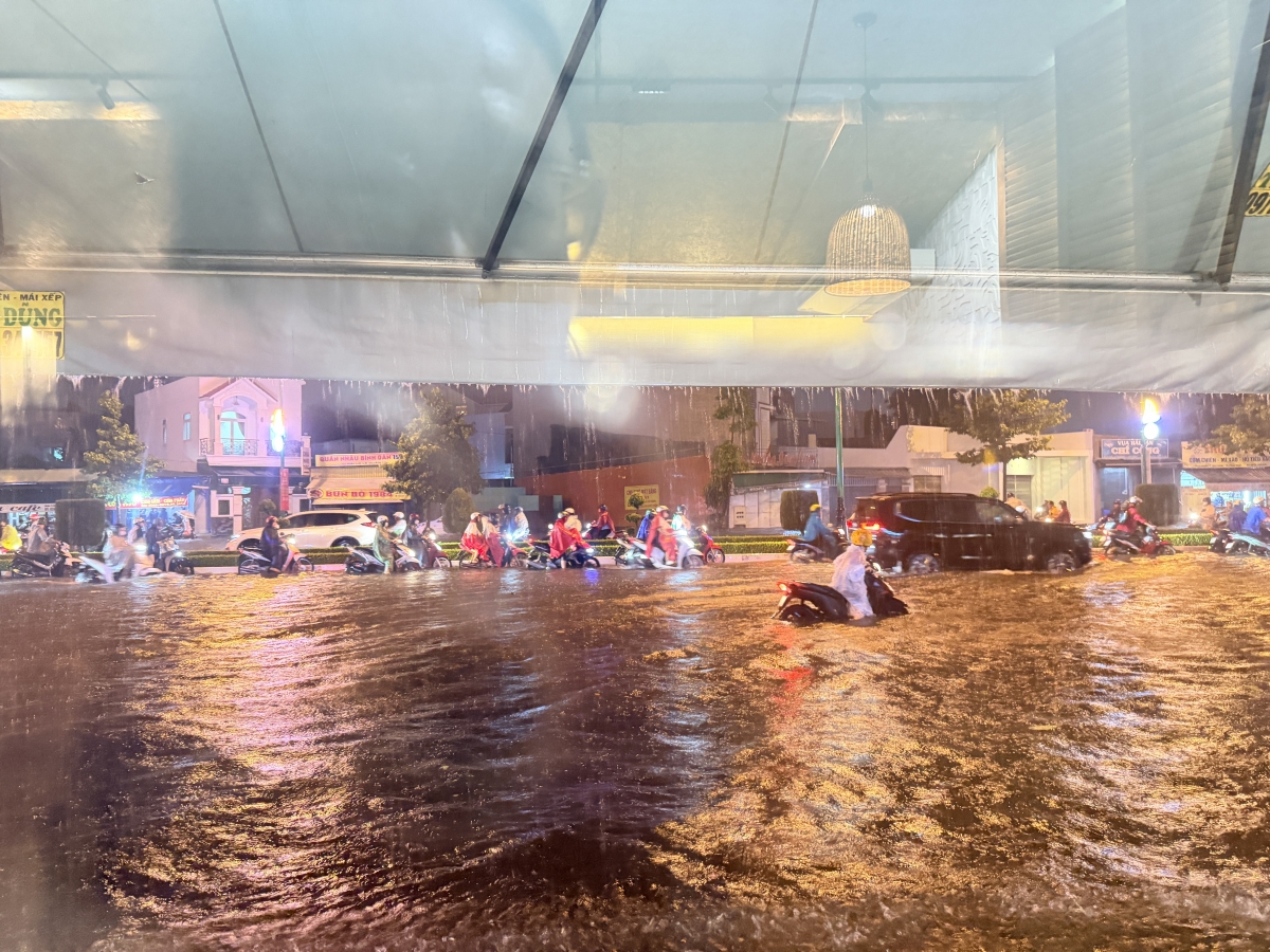 Đại lộ Lê Duẩn ngay trung tâm Phan Thiết ( cũ) , tỉnh Lâm Đồng ảnh hưởng giao thông