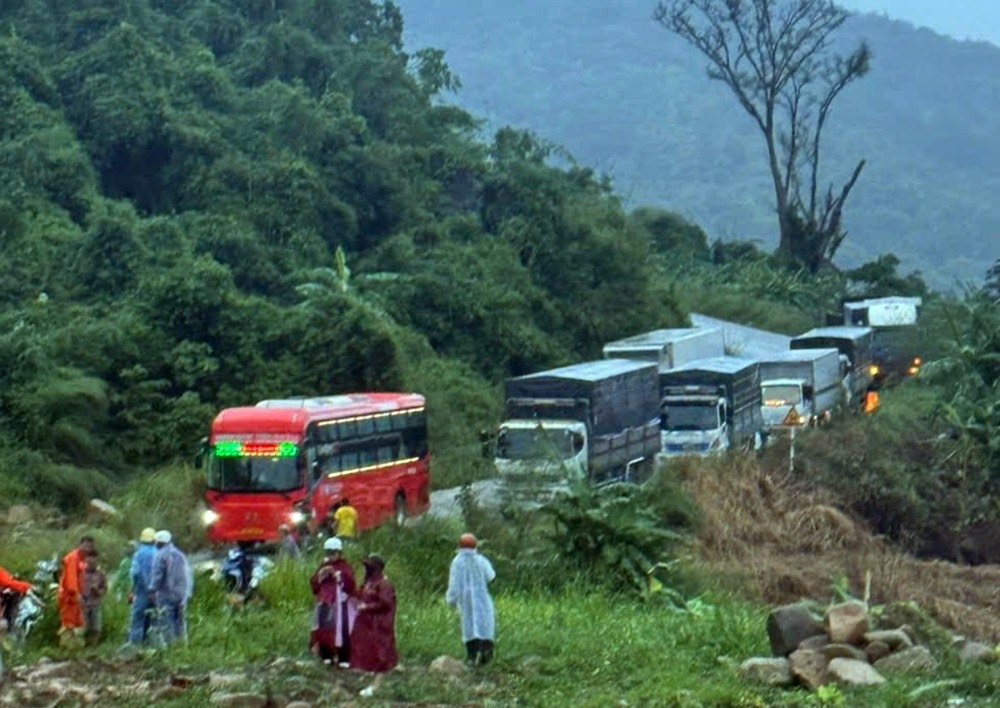 Xe ùn tắc trên QL 28B Lâm Đồng do sạt lở vì mưa lớn 