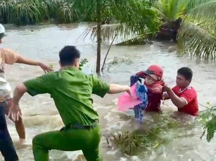 Lực lượng chức năng cứu người dân bị trôi xe ở Lâm Đồng