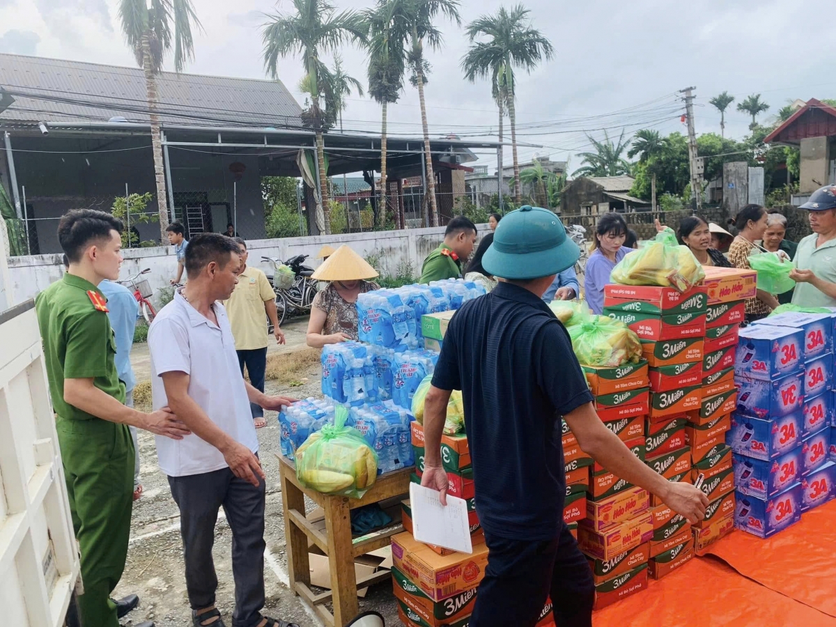 Công an xã Công Chính phối hợp cùng chính quyền trao quà, nhu yếu phẩm của mạnh thường quân cho người dân thôn Yên Nẫm bị ảnh hưởng của bão số 10.