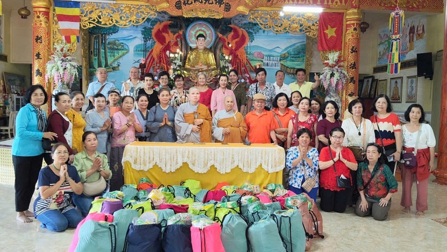 Các phật tử đoàn từ thiện và 2 sư cô (đứng giữa cùng 2 tác giả), bà Trần Thị Nghì (bìa trái)