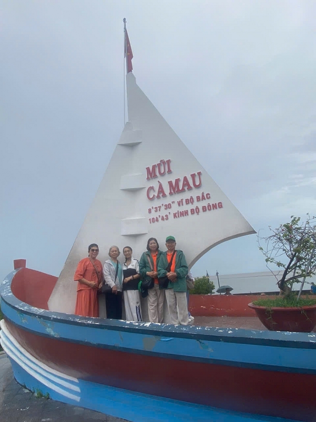 Nhóm NCT tham quan con tàu Đất Mũi Cà Mau