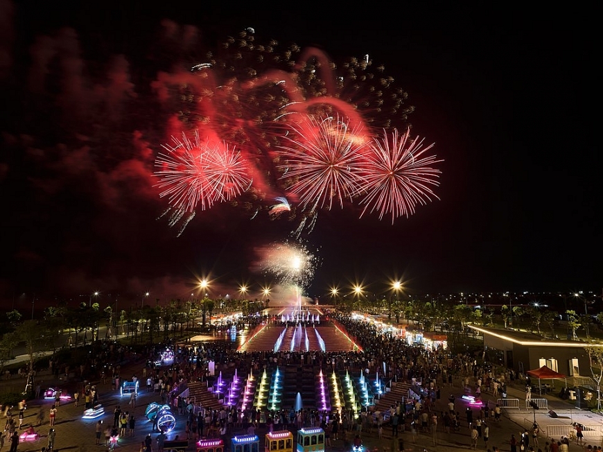 Trục Lễ hội và Quảng trường Thời Đại nằm cách Công viên nước Sun World Ha Nam chỉ khoảng 2km