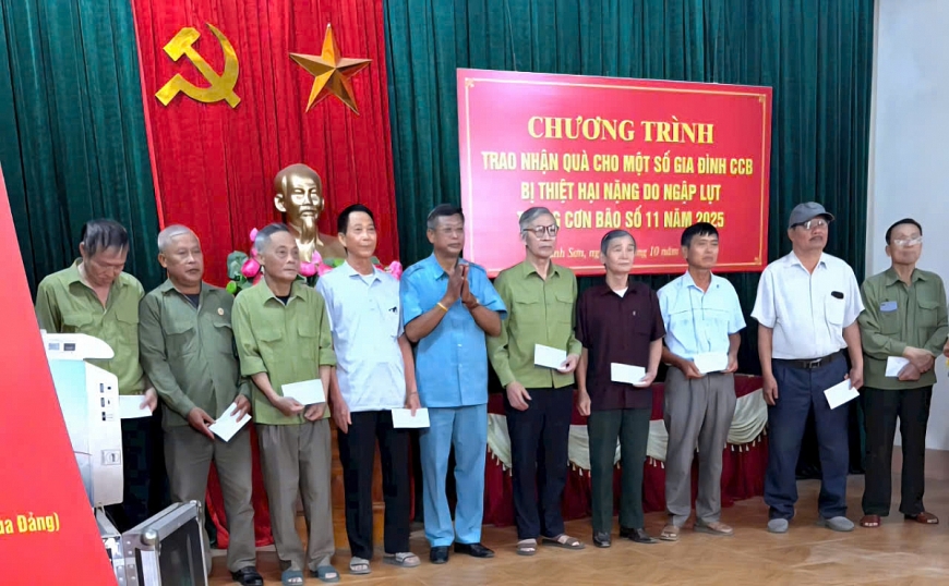 Tấm lòng nhân ái của một cựu chiến binh đến đồng bào vùng lũ