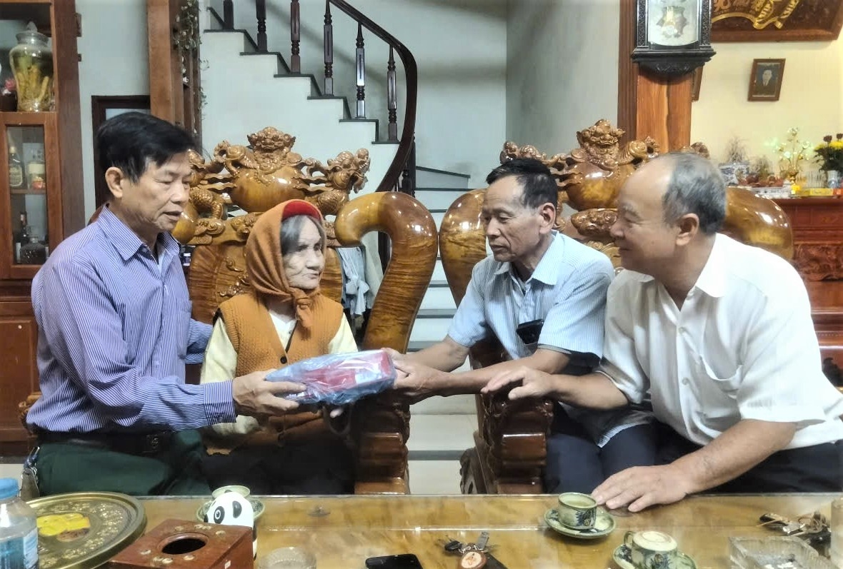 Tặng quà NCT xã Gia Lâm nhân Tháng hành động vì NCT Việt Nam năm 2025