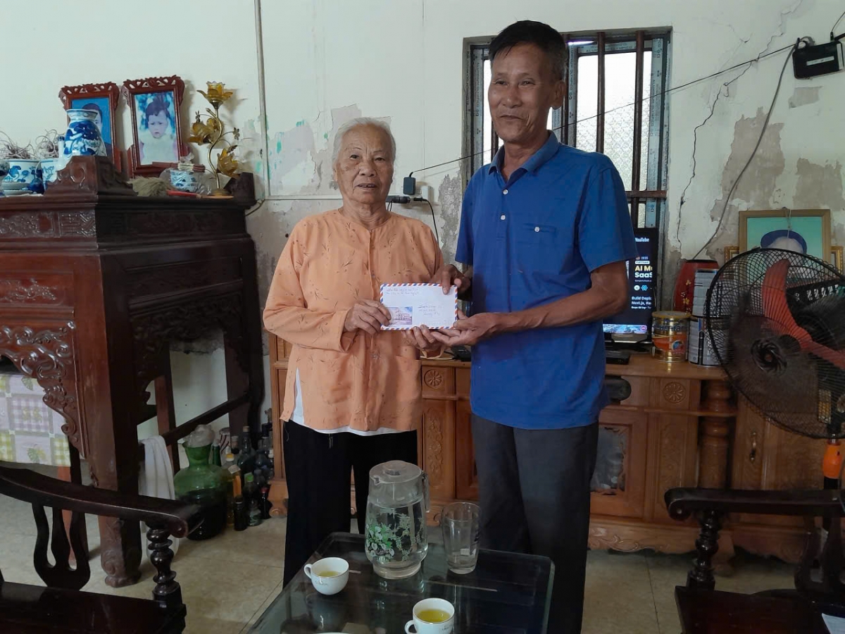 Các Chi hội NCT trên địa bàn xã Bản Nguyên tặng quà cho NCT hoàn cảnh khó khăn