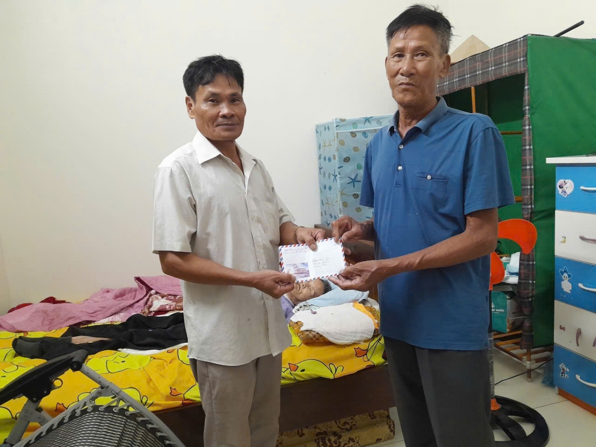 Đại diện gia đình NCT nhận quà thay