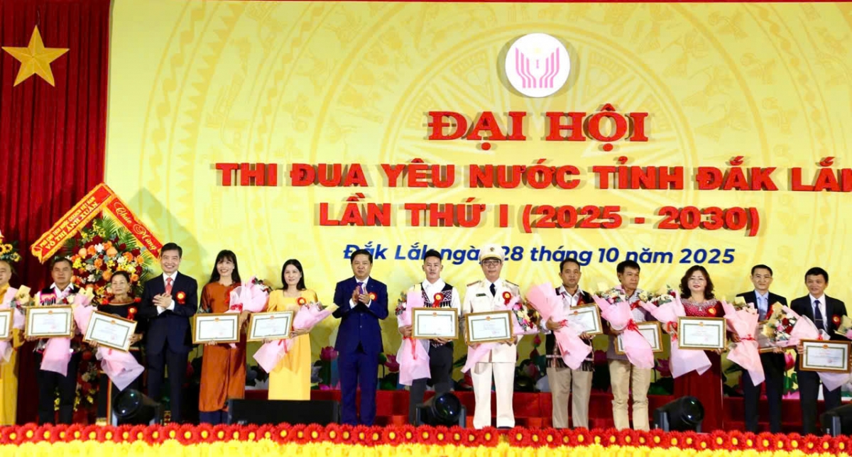 lãnh đạo tỉnh Đắk Lắk biểu dương, tôn vinh những tập thể, cá nhân tiêu biểu, các chiến sĩ thi đua xuất sắc
