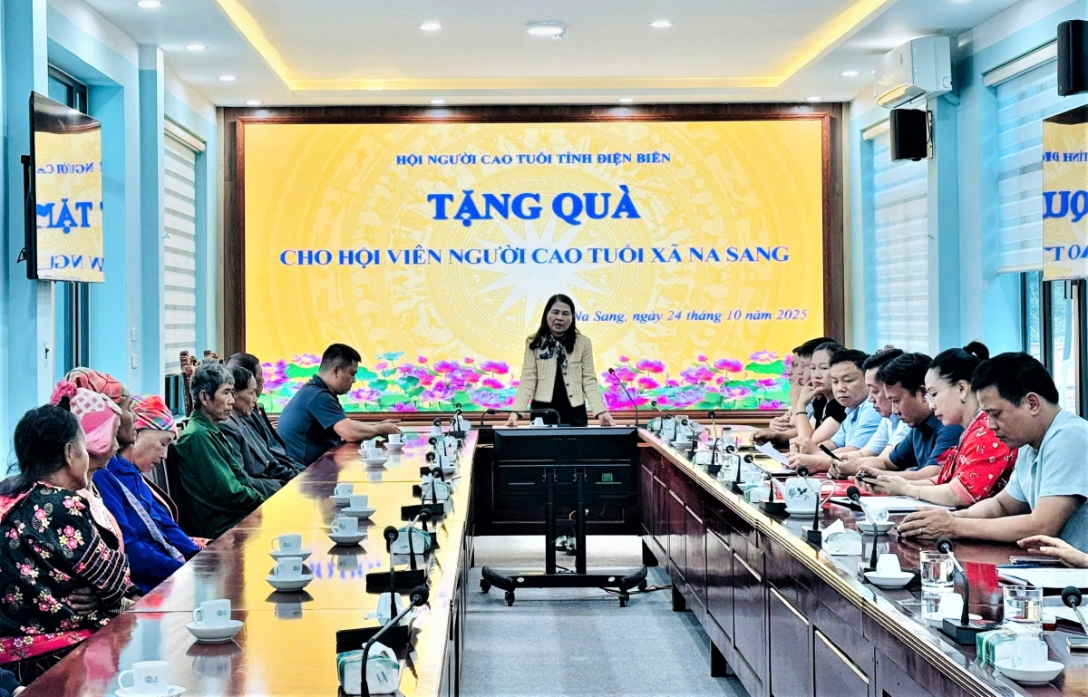 Bà Bùi Thị Hương, Phó Chủ tịch Hội NCT tỉnh Điện Biên phát biểu tại buổi tặng quà NCT hoàn cảnh khó khăn xã Na Sang.