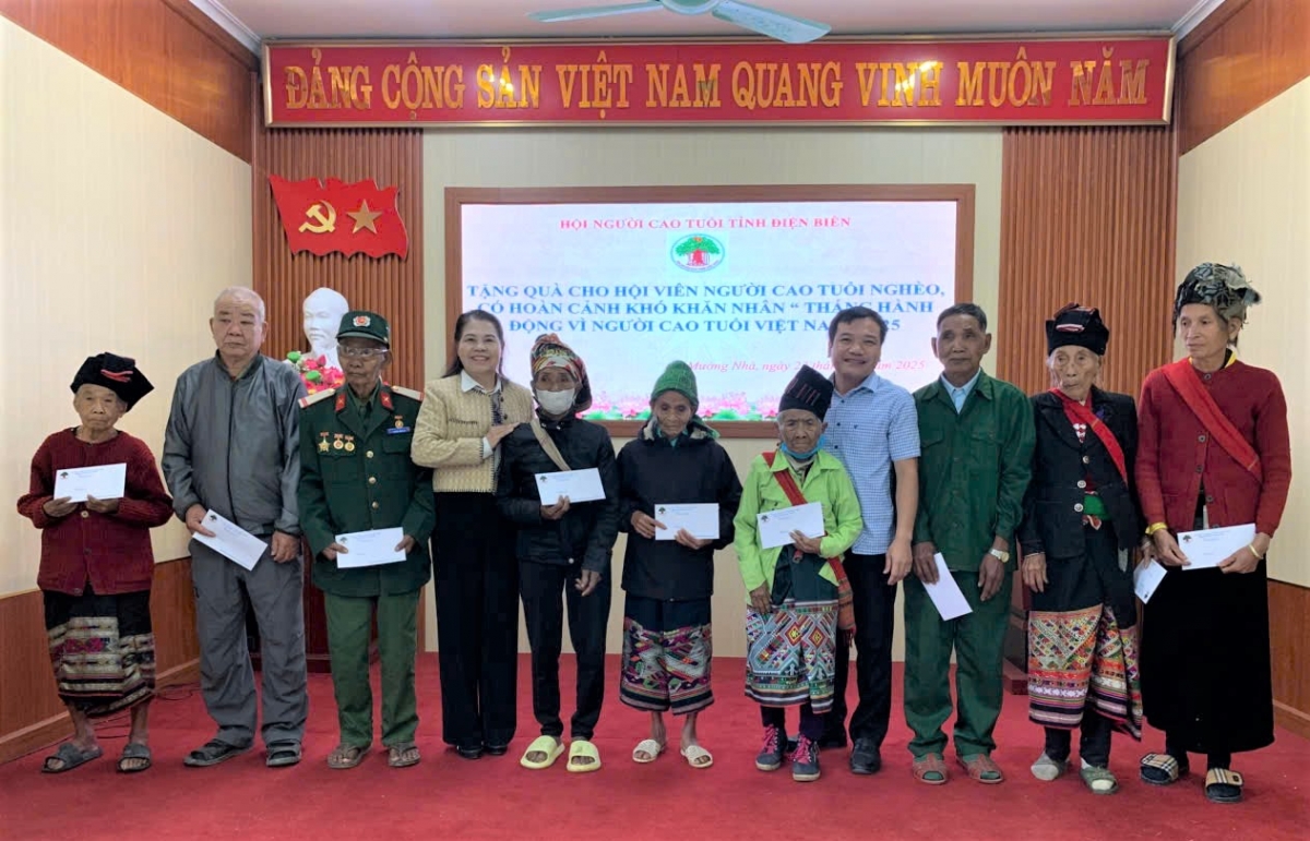 Tặng quà NCT hoàn cảnh khó khăn xã Mường Nhà, tỉnh điện Biên