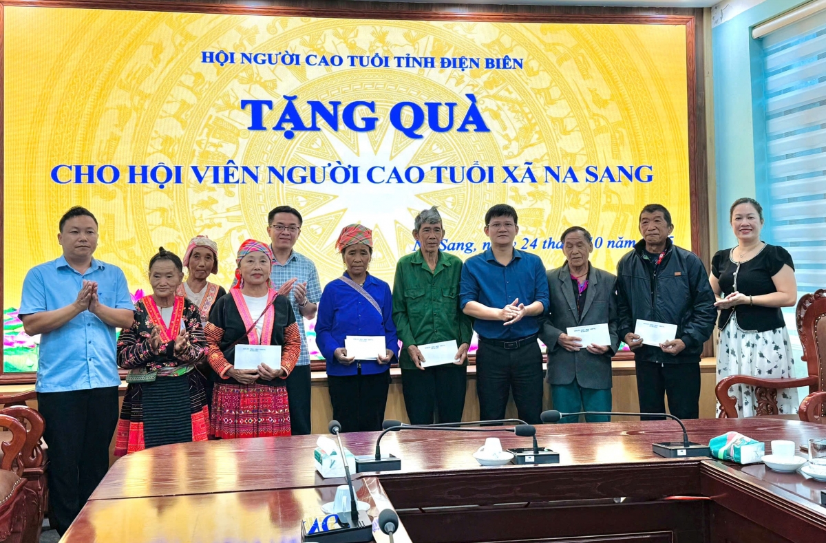 Tặng quà NCT hoàn cảnh khó khăn xã Na Sang, tỉnh Điện Biên