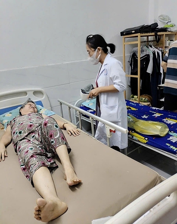 Hội người cao tuổi xã Hóc Môn TP. Hồ Chí Minh phối hợp với ngành y tế thăm, khám sức khỏe tại nhà cho người cao tuổi có hoàn cảnh khó khăn trên địa bàn xã.