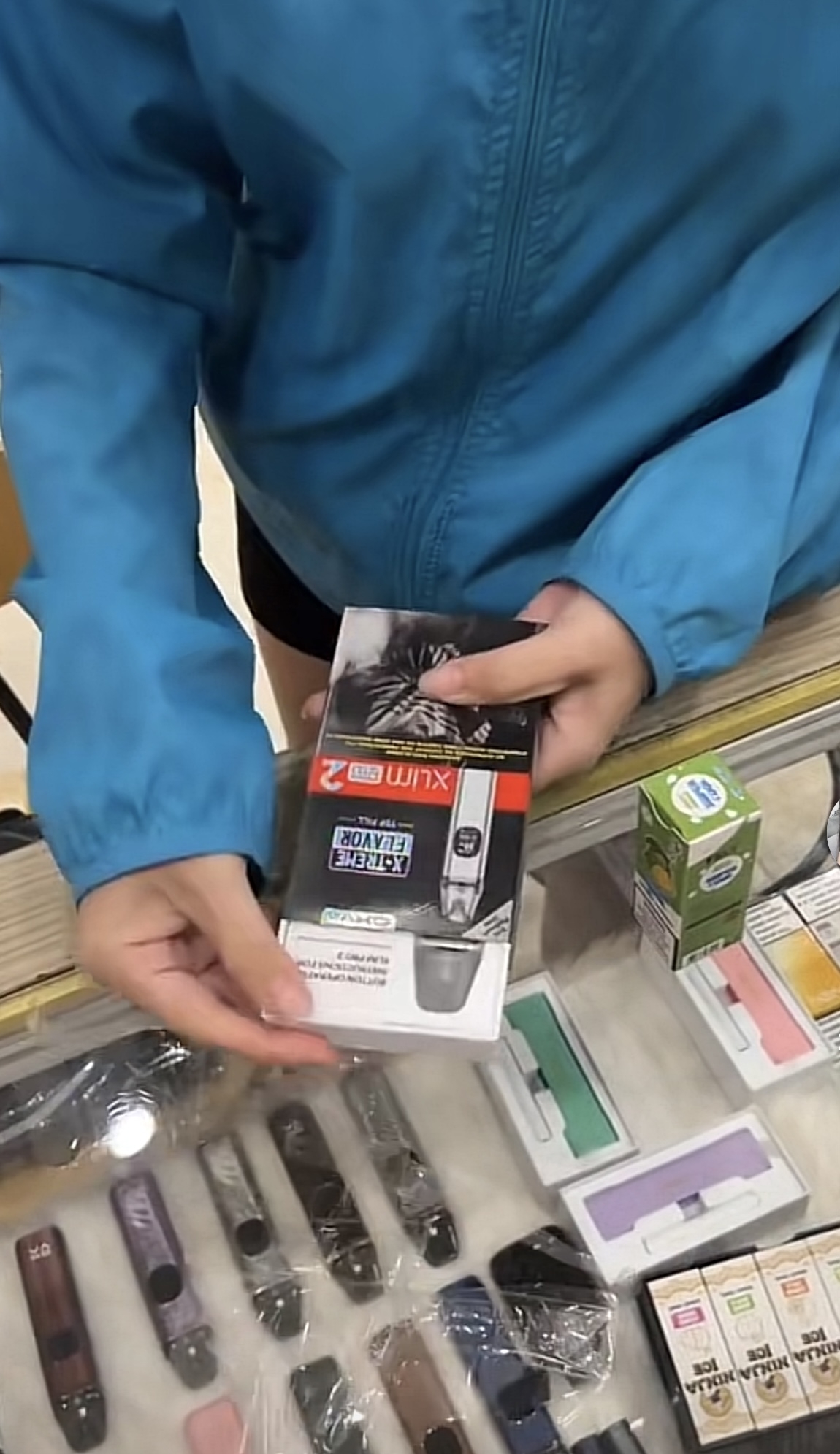 Trên các nhóm kín của Telegram hay Facebook, nhiều tài khoản thường xuyên đăng tải thông tin rao bán thuốc lá điện tử với đủ mẫu mã