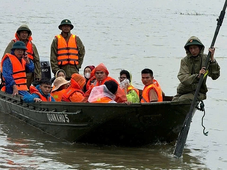 Kịp thời đưa người già, trẻ nhỏ ra khỏi vùng ngập sâu, nguy hiểm.