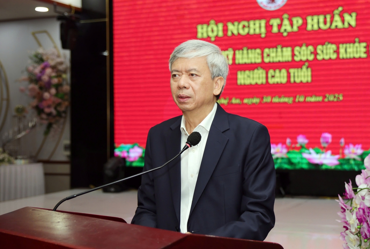 TS. Phan Văn Hùng – Phó Chủ tịch Trung ương Hội Người cao tuổi Việt Nam phát biểu tại hội nghị