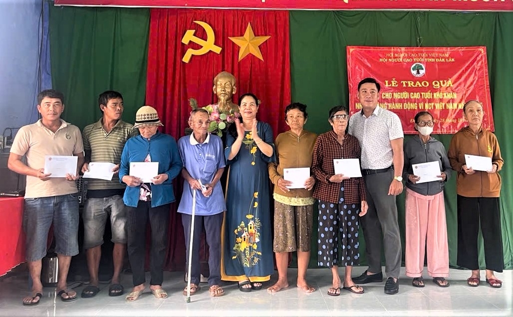 Bà Triệu Thị Ngoan, Chủ tịch Hội NCT tỉnh đắk Lắk cũng đại diện lãnh đạo địa phương và doanh nghiệp trao quà cho NCT hoàn cảnh khó khăn