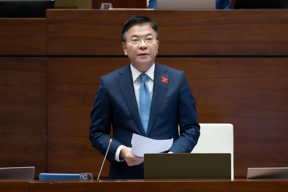 Phó Thủ tướng Lê Thành Long giải trình một số vần đề về kinh tế - xã hội sáng ngày 30/10.