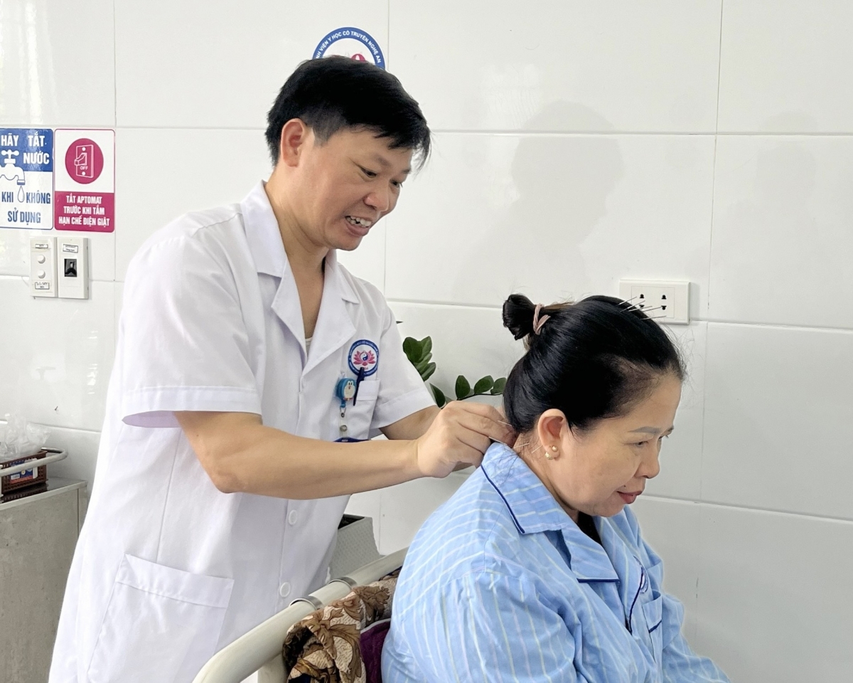 Châm cứu là phương pháp sử dụng kim châm vào các huyệt đạo trên cơ thể người bệnh để điều hòa khí huyết, giúp cải thiện giấc ngủ cho bệnh nhân bị mất ngủ kinh niên