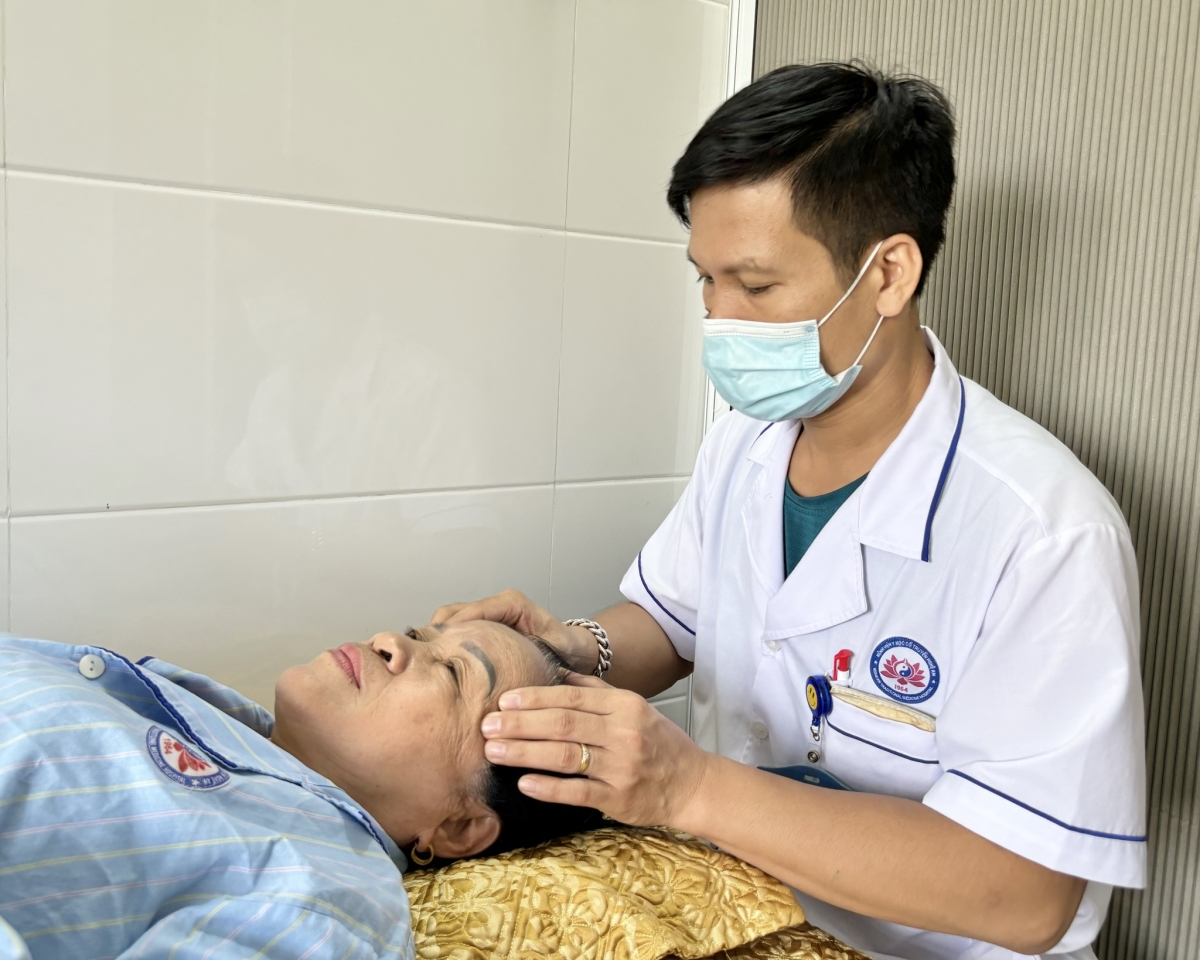 Bác sĩ sử dụng phương pháp xoa bóp bấm huyệt để điều trị bệnh lý mất ngủ kinh niên cho người bệnh