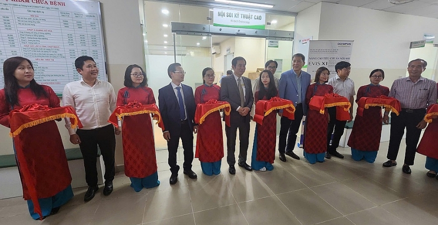 Cắt băng khánh thành máy nội soi ứng dụng AI