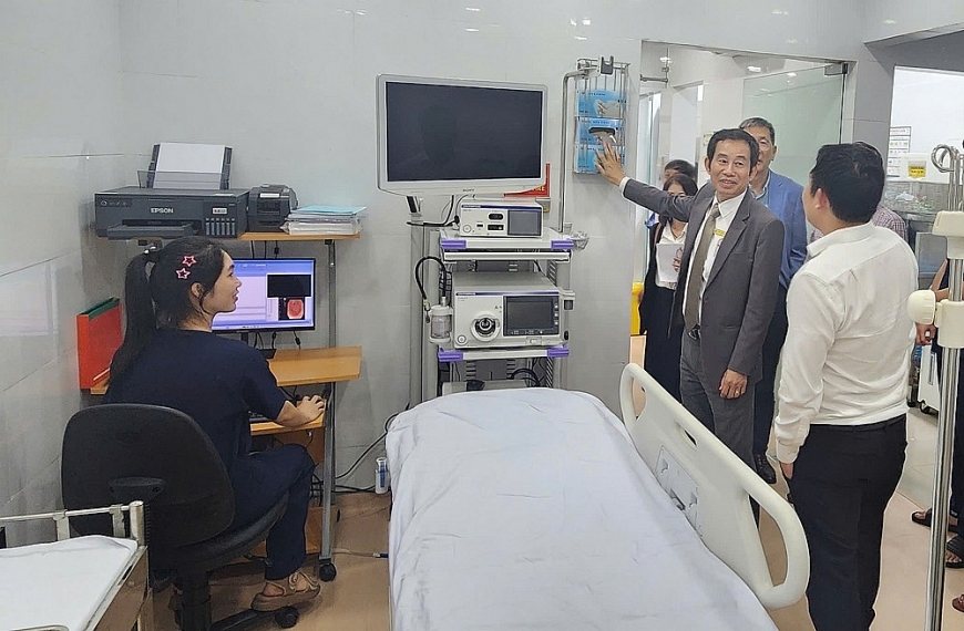 BS. CKII Trần Văn Khanh, Bí thư Đảng ủy, Giám đốc Bệnh viện Lê Văn Thịnh giới thiệu hệ thống nội soi tiên tiến nhất thế giới