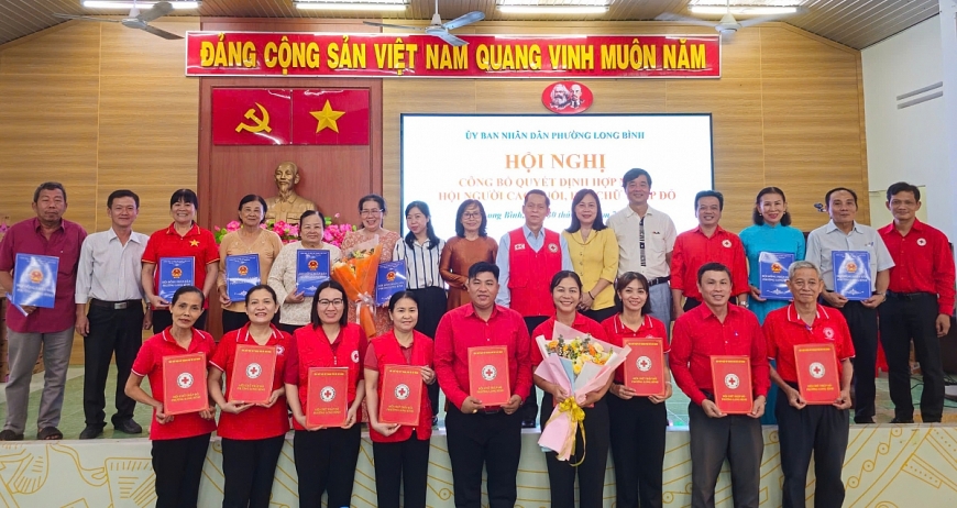 Cũng tại buổi lễ lãnh đạo phường Long Bình, Thành phố Hồ Chí Minh  trao quyết định thành lập Hội Chữ thập đỏ
