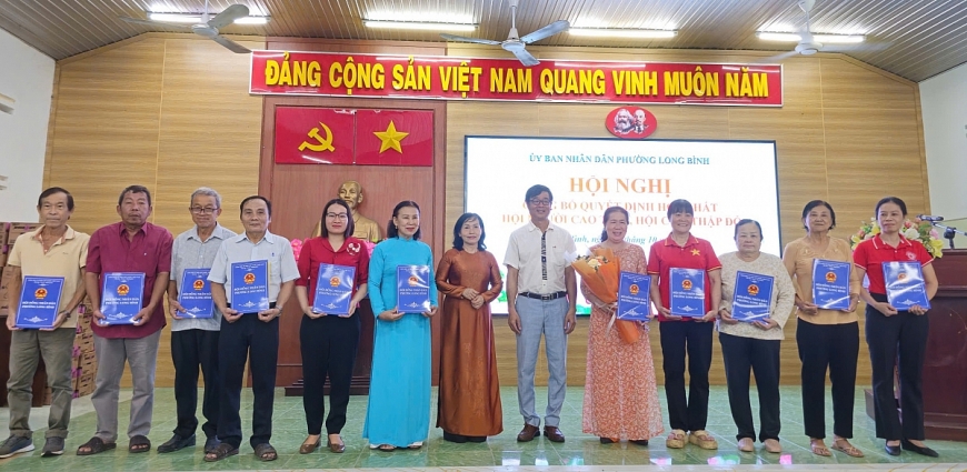 Bà Phạm Thị Mỹ Lệ, nguyên Phó Trưởng ban đại diện Hội Người cao tuổi Thành phố Hồ Chí Minh và ông Lương Văn Nhiền, Phó Bí thư thường trực Đảng ủy phường Long Bình trao quyết định thành lập Ban Chấp hành lâm thời Hội Người cao tuổi phường Long Bình 