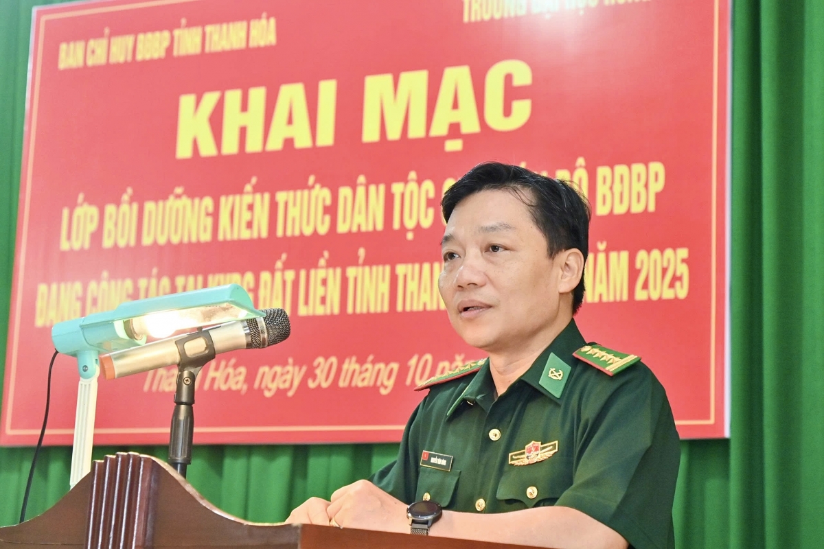 Đại tá Nguyễn Văn Đông, Phó Chính ủy Bộ đội Biên phòng tỉnh Thanh Hóa phát biểu khai mạc lớp học sáng 30-10-2025