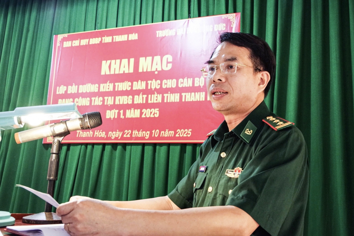 Thượng tá Nguyễn Trọng Đạt, Phó chủ nhiệm Chính trị Bộ đội Biên phòng tỉnh Thanh Hóa phát biểu khai mạc lớp học sáng 22/10/2025
