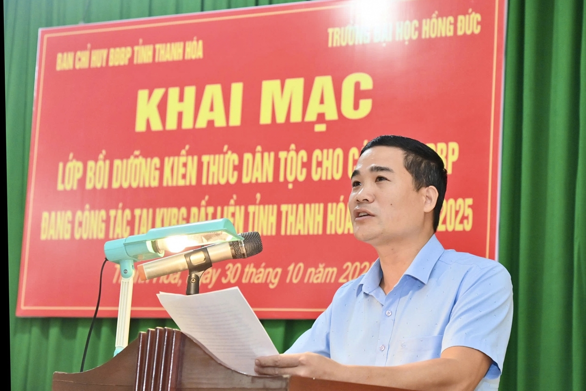Đại diện trường Đại học Hồng Đức phát biểu tại buổi khai giảng lớp học