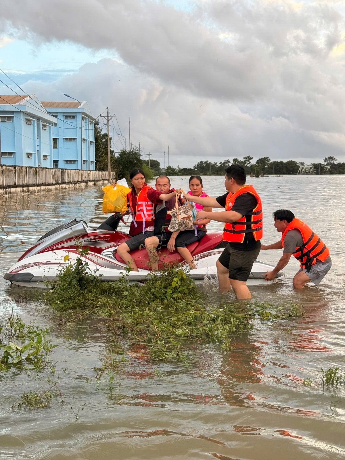 Trao quà hõ trợ cho bà con bị cô lập ở Hàm Thắng, Lâm Đồng