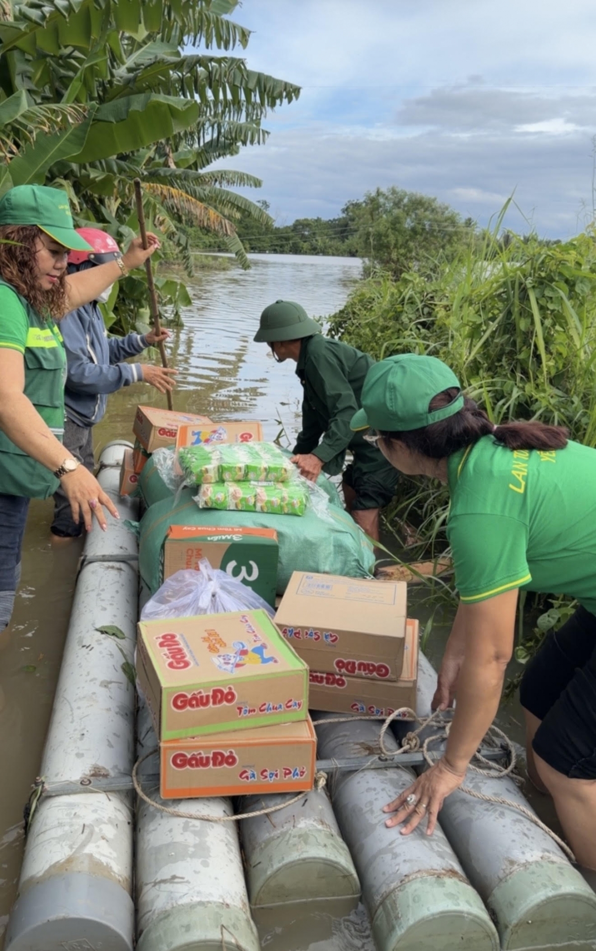 Hỗ trợ lương thực cho người dân bị cô lập ở Kim Bình, Lâm Đồng