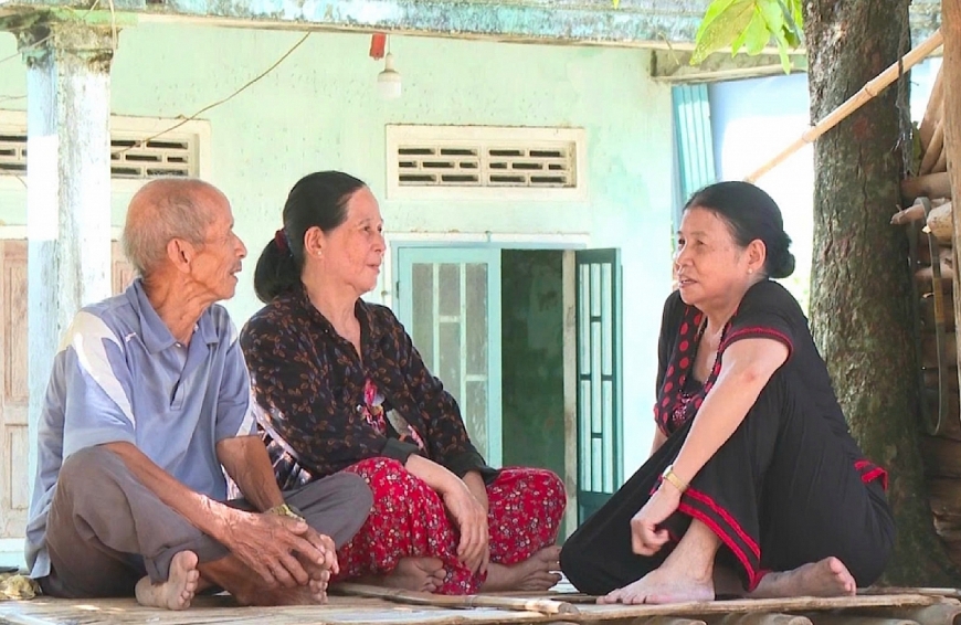 Già làng, người uy tín cao tuổi là chỗ dựa vững chắc cho dân làng