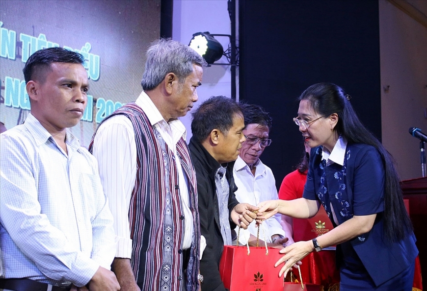 Già làng, người uy tín cao tuổi là chỗ dựa vững chắc cho dân làng