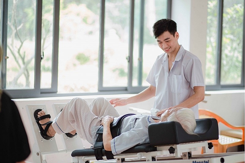 Chăm sóc y tế tại Trung tâm Chăm sóc NCT Bách Niên Thiên Đức. Mô hình chăm sóc tổng hợp cho người cao tuổi
