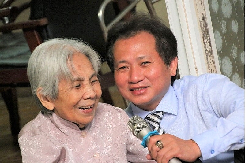 Giám đốc Trung tâm Chăm sóc NCT Bách Niên Thiên Đức Nguyễn Tuấn Ngọc cùng NCT được chăm sóc, nuôi dưỡng tại Trung tâm. Mô hình chăm sóc tổng hợp cho người cao tuổi