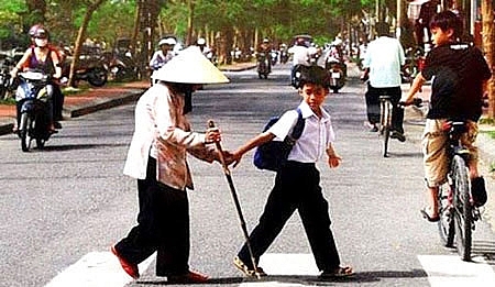 Giúp người là đức, chịu thiệt được phúc