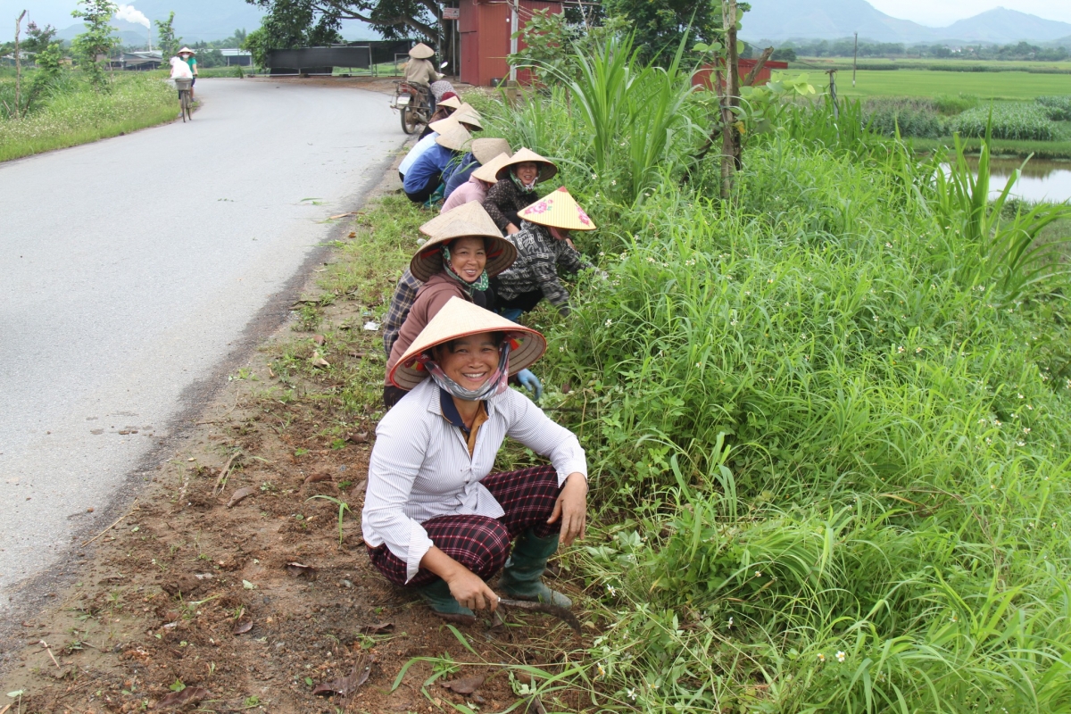 Người cao tuổi xã Tiên Lương tích cực vệ sinh môi trường