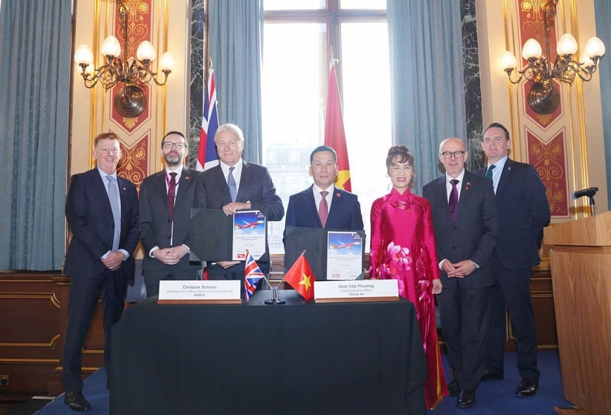 Tổng Giám đốc Vietjet Đinh Việt Phương (giữa, phải) và Tổng Giám đốc Airbus Commercial Christian Scherer ký kết hợp đồng đặt mua 100 tàu bay A321neo tại Bộ ngoại giao Anh với sự chứng kiến của Đại sứ Anh tại Việt Nam Iain Frew (thứ 2, trái), Đặc phái viên