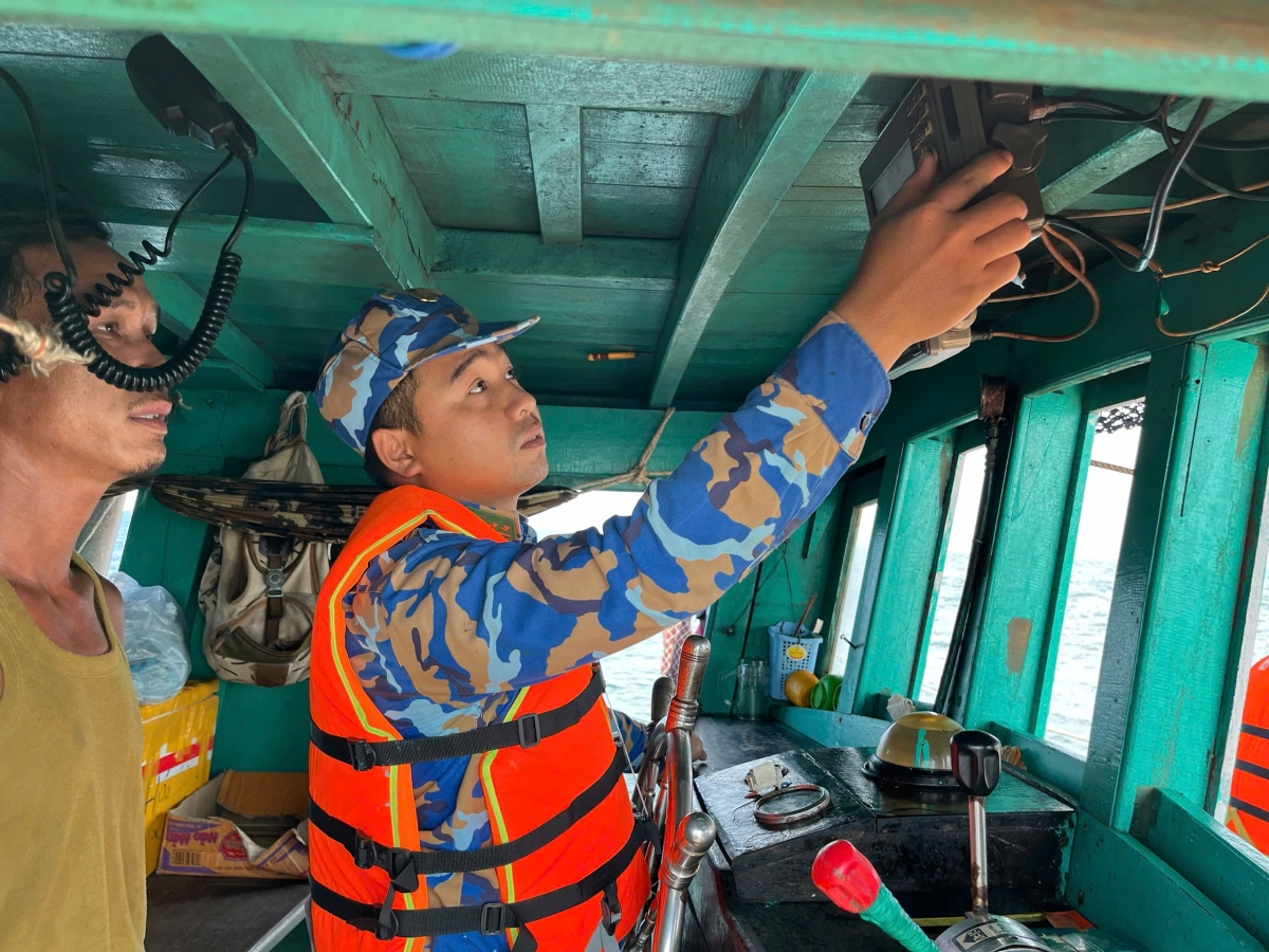 Tổ kiểm soát kíp tàu BP.27.19.01 Hải đoàn Biên phòng 18 kiểm tra thiết bị giám sát hành trình (VMS).