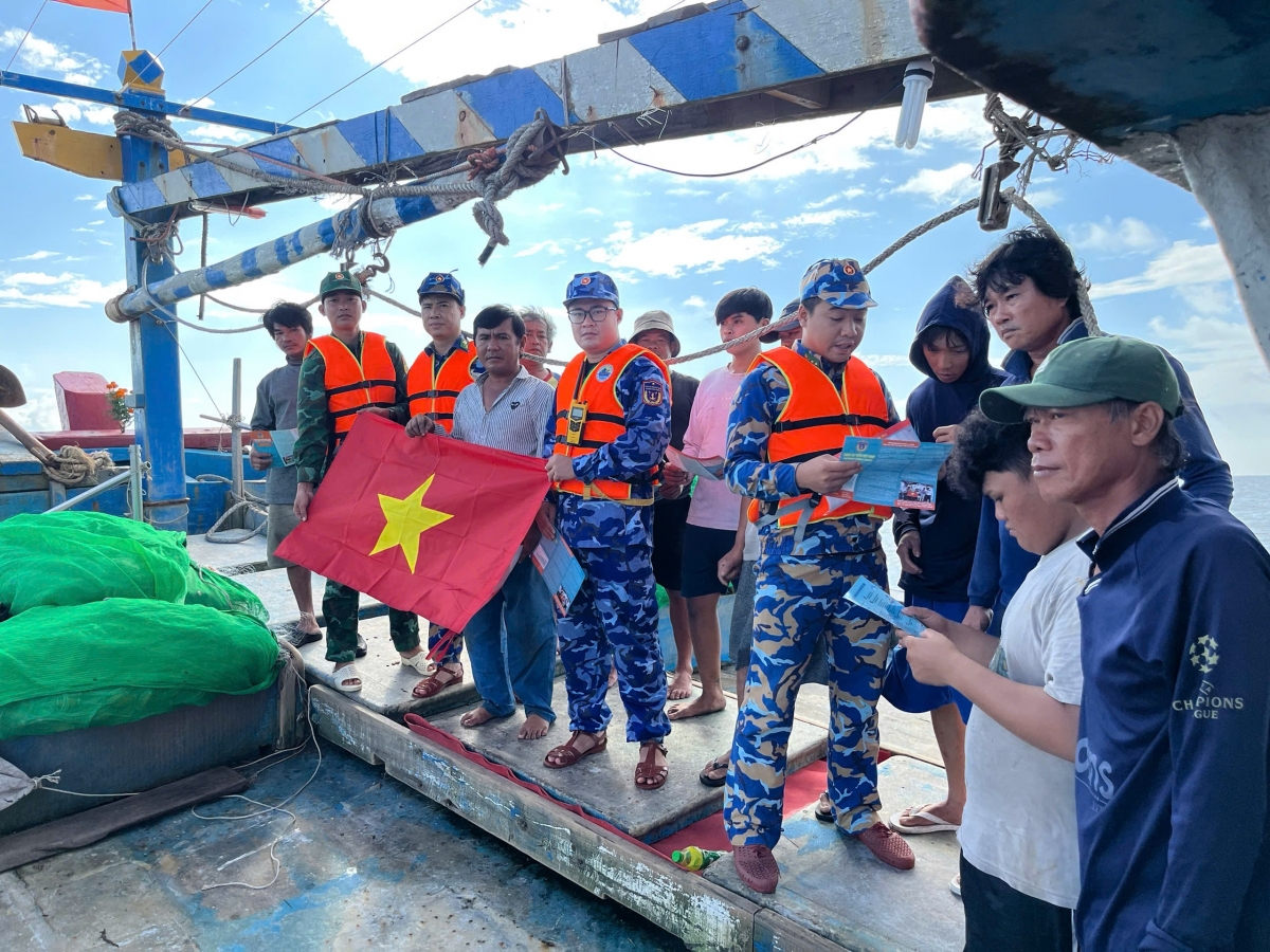 Cán bộ, chiến sỹ Hải đoàn Biên phòng 18 và Bộ Tư lệnh Cảnh sát biển Vùng 3 tổ chức tuyên truyền chống khai thác IUU cho ngư dân.