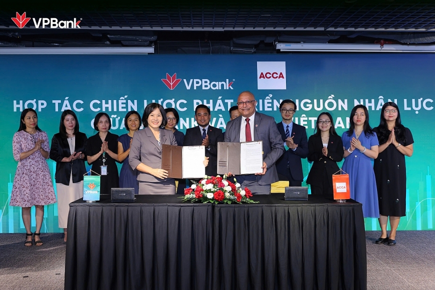 Đại diện VPBank và ACCA ký kết biên bản ghi nhớ hợp tác phát triển nguồn nhân lực giữa VPBank và ACCA Việt Nam