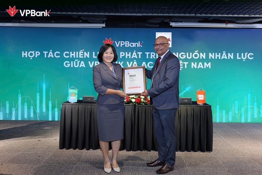 Đại diện VPBank nhận chứng nhận ACCA Approved Employer tại lễ ký kết
