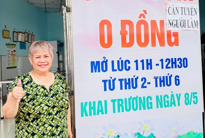 Bà Đỗ Thị Tuyết Hòa trước “Quán cơm 0 đồng”.  -Người lao động đến quán dùng bữa trưa  -Bà Đỗ Thị Tuyết Hòa tại Đại hội Thi đua yêu nước tỉnh Lâm Đồng