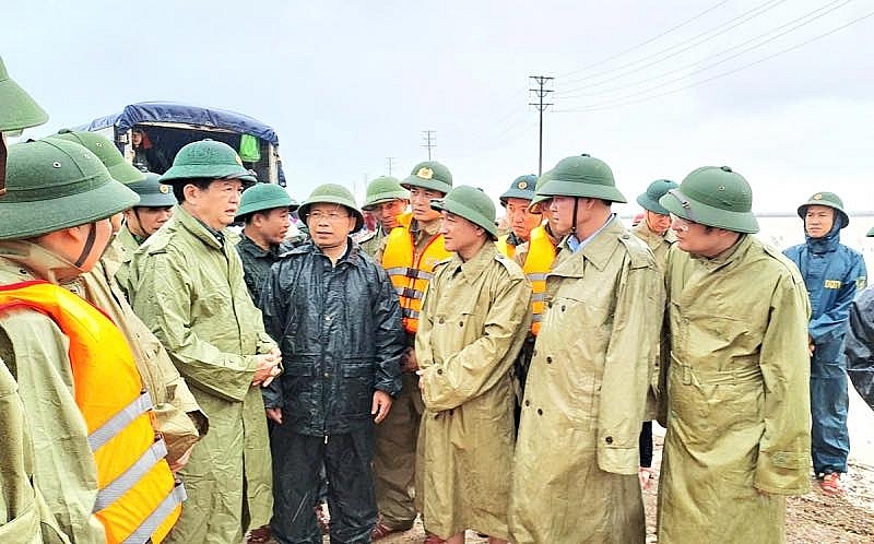 Phó Thủ tướng ghi nhận và đánh giá cao sự chủ động của cấp ủy, chính quyền, lực lượng vũ trang tỉnh Hà Tĩnh trong công tác ứng phó với mưa lũ, hỗ trợ kịp thời người dân vùng ảnh hưởng.