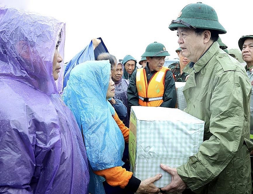 Phó Thủ tướng Mai Văn Chính thăm hỏi người dân vùng ngập.