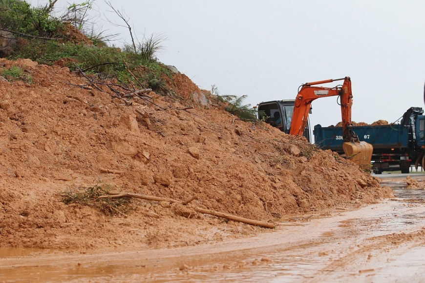 Tuyến đường ĐT547 bị sạt lở nghiêm trọng.