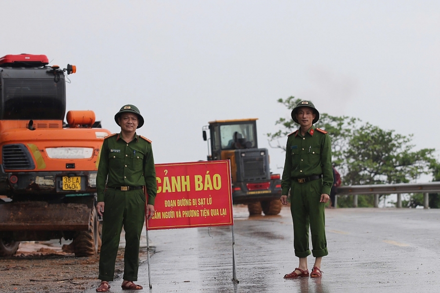 Lực lượng công an, quân đội ứng trực khắc phục hậu quả.