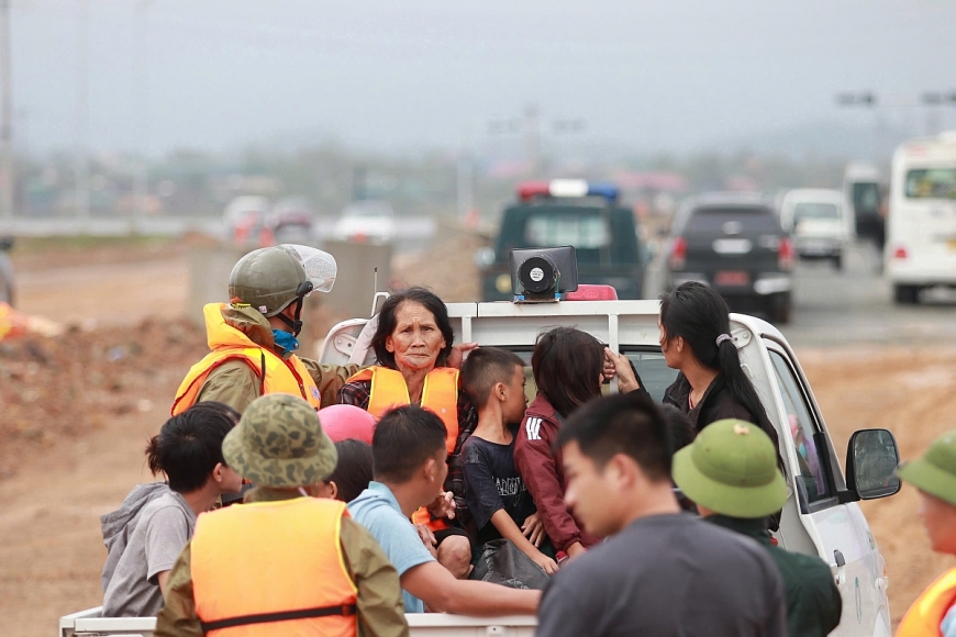 Hơn 2.000 người dân được di dời khỏi vùng ngập sâu ở Hà Tĩnh